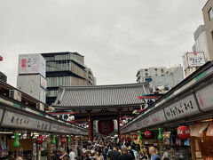 明けて翌日、昨晩は雷と土砂降りがひどかったですが、朝には雨が止んでくれたようです。

お昼過ぎに散歩がてらに晩飯を買いに出かけますか。

昨日の土砂降りの影響と曇り空の影響かかなり涼しい。