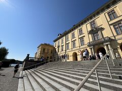 10時より少し早めに着いたのでトイレへ。
トイレも清潔で素晴らしい～

そして10時ちょうどに入り口へ。
衛兵さんもいてて格好いい！
わたしはチケットを持ってなかったんやけど、持ってる人たちと一緒に入り口へ。
持ち物チェックを抜けるとチケット売り場があります。
チケット持ってる人もそこでチケットを見せてました。
160SEKなので2,600円くらいでした。