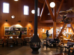 釧路湿原駅のそばには細岡ビジターズラウンジもあります。
次の列車まで２時間あったのですが、オフシーズンでも会館していて、快適に過ごすことができました。
釧路湿原の写真や資料が展示され、喫茶もありました。