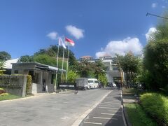 ピックアップポイントでお迎えの方と会い、両替やコンビニで飲み物など買って、サヌールへ。
本日から２泊します。