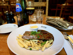 食後のコーヒーは、奥のドリンクバーのようなエリアで無料。

お会計は、210クローナ。（日本円で約3,300円）
日本だったら高級ランチだけど、ストックホルムでこの内容でこの価格ならなかなかお得では！？

美味しい、大満足のランチでした。

さて、この後は、セーデルマルム島を再び散策したあと、市庁舎のタワーからストックホルムの街並みを一望します！