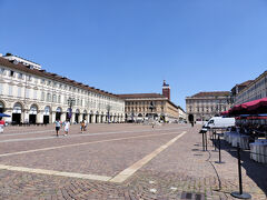 ポー通りを戻り、一番賑わっているローマ通りを散策しながらサンカルロ広場。
このあと、 Parta Nuova駅まで歩いて、Aosta行きのバスを確認し、駅周辺で時間を潰してから13：15発のAosta行きバスに乗ります。乗車券は運転手からクレジットカードで購入、14.50ユーロ。。