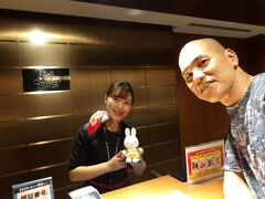 ＪＧＣのカウンターにて東京羽田19:10発JAL139便の搭乗手続きを済ませます(^_-)-☆。
ちょっとここで、ＧＨさんに情報を聞きます(・_・)。