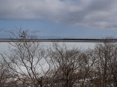 この道の駅は風蓮湖の湖畔にあります。
まだ３月なので湖面は氷結しています。
白鳥が見られるかと思いましたが、時間帯が悪かったのか、一羽も見られませんでした。
