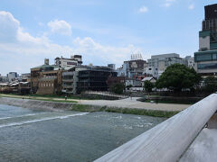 平安神宮からはタクシーで三条大橋へ。三条大橋の川端通り側で降りて、橋を渡るのが好きです。