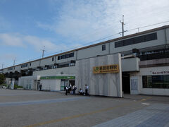 海浜幕張の一つ手前の駅です。周りにはスポーツ施設など。