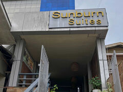 ギリギリまで快適なホテルで寛いで昼前にトライシクルでタウンのホテルへ移動。
喧騒エリアから徒歩3分の距離に位置するサンバーン・スイーツ・コロン
