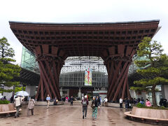 金沢駅兼六園口（東口）に着きました。
これは駅の名物、鼓門（つづみもん）です。
インパクトあります～。