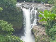 トゥグヌンガン滝に来ました。階段を下って滝の近くに行きます。