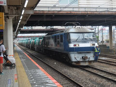 八王子駅。貨物列車が行き来します。タキをたくさんつないだ貨物列車が東京方面から来たり長野方面から戻ってきたり。海なし県の石油事情を支える生命線。