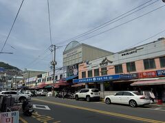 ランチ後はタクシーで国際市場へ
