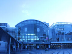 上の写真の広場ってここですよね？
高松駅と隣接する商業施設。
四国スマイルステーションってローマ字で書いてあります。
駅は笑っているけど、私は休みたい。

似たような商業施設はどこにでもあると思うので、体を熱から休めるつもりで一階を歩きました。
無印や近所にはないジュピターがあり、インドネシア版胚芽ビスケットを購入。日本のクッキー類は年々小さくなっているので、コースター並みに大きいこのビスケットが頼もしいです。
