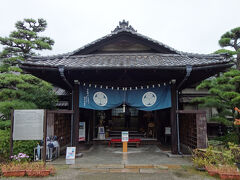 披雲閣は、内部見学できるのでお邪魔することにします。
江戸時代には藩庁兼藩主の住居として、現在の2倍もの大きさの建物が建っていたそうですが、明治時代に老朽化を理由に取り壊されたそうです。
現在の建物は、庭園と共に大正6年に建造されたものです。