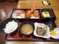 三宮駅前は工事中でした。
JR三宮のガードしたの「ざこば」というビアホールへランチを食べに来ました。美味しかったし、冷房がよく効いたところでの温かいご飯は嬉しいものです