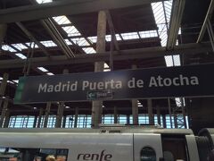 トレドへの交通機関は電車かバス。
バスの方が安いけど、電車の方が早く着く。
滞在時間が長い電車を選ぶ。