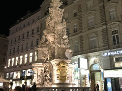 グラーベン方面に向かいます。
ペスト記念柱。
写真はコロナ禍前ですが現代以前は欧州にも定期的に疫病が襲来していました、