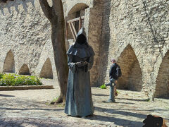 世界昔ばなしの童話に出ていそうな風景・景色を感じれました。周りにカラフルなお花も咲いていたので、それがよりそう思わせたのかもしれないです。
ゴースト像が白雪姫に出てきそうですね（笑）
意外かもしれませんが、ここがデンマーク国旗が決められた起源になった場所とのことです。