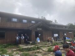 東天狗岳から1時間。
黒百合ヒュッテ到着。
トイレを借り、ちょっと休憩。
ビーフシチューやコケモモアイスが美味しいことで有名ですが、時間はまだ10時過ぎなのでこの日は下山メシにします。