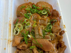 施設内にある「なにわ食いしんぼ横丁」でどて焼きや、たこ焼き・お好み焼きなど大阪メニューを頂きました。
モール内のフードコートなので、味は可もなく不可もなく・・。