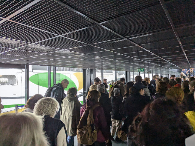 乗船が始まりましたが、けっこう混雑しています