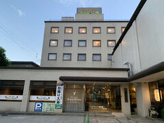 ５階建てのビジネスホテル。小さけれど大浴場と露天風呂もあります。21時まで飲めるウエルカムドリンクにワインがありました。素晴らしい。