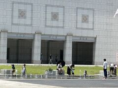 なので次の日はお買い物へ！
横浜美術館は目の前です！

噴水などがあり子供が水遊びしていたり～～