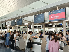 羽田空港第3ターミナル
ベトナム航空チェックインカウンター

初めてベトナム航空を使いましたが、事前にオンラインチェックインしていてもカウンターに並ばなくてはならず、それもカウンターは一つしかオンラインチャックイン用には開いてなくて長蛇の列でした。
オンラインチェックインをしてない列はもっと長かったのですが、そちらは二つ解放されていてなんだか腑に落ちなかった。
ビジネスとかがあいたらやっと解放してくれましたが、かなり時間がかかりました。

