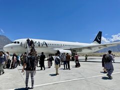 11:30
定刻、スカルドゥ到着
ガイドさんが10人全てに右窓側のシートを取ってくれて機長さんがずっと説明して下さって、まるで遊覧飛行でした。