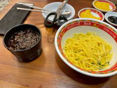 中華街の中にある韓国ジャージャー麵発祥のお店という「共和春」でジャージャー麺を食べました。

共和春の創業家は屋号を売っており、実際の創業家直系は中華街内で別のお店をやっているとのことでしたが、そちらのお店は大行列で受付終了しており、入れませんでした…

共和春はとんでもなく大きいお店で、通りから見ると結構立派なビルが１棟建っているように見えるのですが、実際には奥にもビルが連なっていて中が繋がっており、デカめのビル４棟分くらいの広さでびっくりしました。
こちらも行列ができていましたが、中のキャパがとんでもなくデカいので割とサクサク進みました。
中は韓国人のお客さんで満員です。

写真は豚肉入りジャージャー麺、価格は10,000ｳｫﾝだったかと思います。