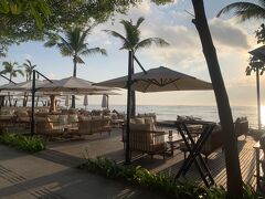 ビーチ沿いのくつろぎスペース
散歩道をはさんだホテルのレストランと思われます。