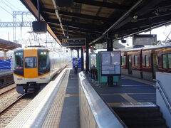 近鉄大久保駅に到着。このように急行は特急に追い抜かれる。
大久保駅は、実はJR奈良線の新田駅から直線距離で300mしか離れておらず、乗り換えが可能。なので歩いてここからJR新田駅へ向かう。