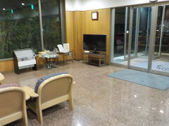 ２１時ごろ次のホテルに着きました。
高山シティホテル　フォーシーズン

ここを選んだのは、駐車場が無料、朝市が３分、温泉
でも人気があるようで、安い部屋はもう１室しかなく、それも喫煙部屋
滞在時間短いので、我慢することに。

駐車場は、障害者の所が一つだけあって、良かったです。
今日は満室です。