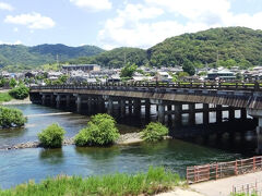 宇治川に渡る、風情豊かな宇治橋。なんか鍍月橋に似てる。
１０００年以上の歴史を持つ最古の橋の一つと言われている。
現在の橋そのものは平成になって架け替えられたものだが、古来の伝統工法を活かした桧造りの橋である。