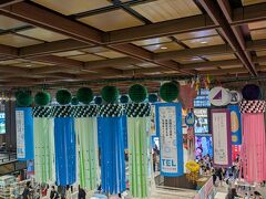 10:50仙台駅に到着。やまびこでも２時間弱、仙台は近いですね。
駅は七夕まつりを翌週に控えてすっかり七夕モードです