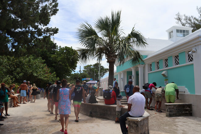 パブリック・ウォッシュルーム・アンド・ショワーズ<br />Public Washroom and Showers<br />ビーチの入り口です。<br />シャワーや更衣室おトイレがありました。<br />奥には飲食出来るお店もあり。<br />静かなビーチのイメージだったけど人が多そう。。。。<br />