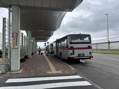 空港からは飛行機の到着時間に合わせて、JR稚内駅やフェリーターミナル行きの路線バスが出ています

片道800円（2025年7月現在）でPayPayでも払えて便利でした