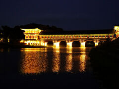 最終地点の月精橋に来ました、すっかり暗くなっているので建物が照明に映えとても奇麗でした。