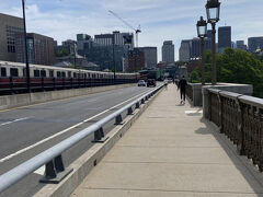 ロングフェロー橋を渡って対岸に。