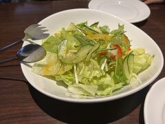 キュービックプラザ9階にある『イタリアンカフェモレット』で昼食。はじめにサラダです。