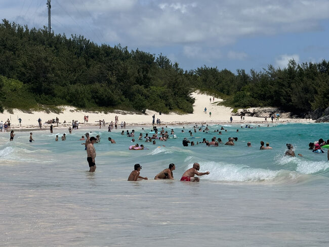 夫はGoogle mapで見たので道路から下って行くこの道なのかな～と思ってたそうだけどバスのドライバーさんにmapを見せこのビーチに行きたいのと言っていたのでバス停を教えて貰えました。<br />近隣のホテルの人はこの道を使うようです。