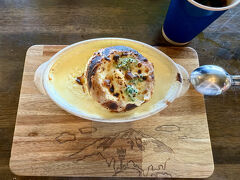 「ビューテラスてんじん」で少し遅めのランチです。
名物グルメのパングラタン。
パンの中に野菜やベーコンなどの具材が入っていて、チーズが濃厚でおいしかったです。
確か1,400円でした。