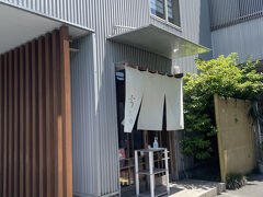 ちょうどお昼時だったので、まずはうなぎ屋さんを探そう。
「掛川駅周辺」「うなぎ」で食べログ検索。ランキング1位の店が、掛川城近くにある「うな助」さん。
電話してみたらお席に空きがあったので、唯一待機していたタクシーに乗って移動しました。