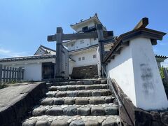 続いて天守閣へ向かいます。
御所から歩いてすぐ（3分ほど）だけど、地味にキツイ階段です。日影もないので帽子or日傘が必須！