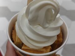 ヤスダヨーグルトのワッフル&ソフトクリーム。