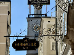 看板が可愛いザルツブルクの街。