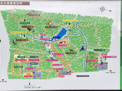 13：40　鹿公園に到着。敷地内は広い。日本最古の保健保安林を持つ公園。保健保安林とは、生活環境保全機能と保健休養機能の高い森林で人間の健康を守るとして指定された森林である。1902(明治35)年に指定を受けた。この地は早期に鉄道が走り、東洋一のコークス工場が操業して伐採が進んでいたことから森を守るために指定されたとのこと。