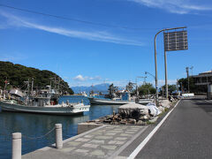 美保関漁港の様子です。小さな漁港ですが、港の周りには旅館もあり観光客の多さが伺えます。港の向こうには大山が・・・