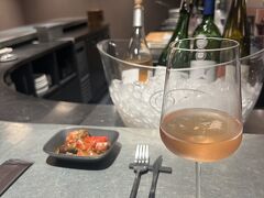 予定が終わったので何故かいつも閉まっててなかなかいけなかったdean and DELUCAのワインショップへ。開けたてをラタトゥイユといただく。今日はいっぱいで我慢。