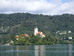 Cerkev Marijinega vnebovzetja
聖母被昇天教会（聖マリア教会）が見えます。
湖の上の教会は神秘的です。
楽しみです。

季節によって入場時間が変わります。
【1月・2月・11月・12月】
月曜日～木曜日　8:30～16:00
金曜日～日曜日　8:30～17:00
【3月】8:30～17:00
【4月・10月】 8:30～18:00
【5月・6月・7月・8月・9月】　9:00～19:00

おそらく木造の礼拝堂が建設されたのは7～8世紀頃に遡るようです。
（8～9世紀頃とされている記述もありますが、公式サイトを参考にしました。）
その後、礼拝堂の跡地に、長方形の平らな屋根を持つ小さな教会と半円形の後陣が建てられました。
この礼拝堂のことは1185年にはすでに文献で言及されています。
この礼拝堂は、1004年にブレッド領主のヘンリック2世から贈与された土地を受け取ったブリクセンの司教たちによって拡張されました。
ブレッド島の建築の中心である聖母の被昇天教会は、何度も再建されました。
ロマネスク様式のデザインが、15世紀中頃にゴシック様式に置き換えられました。1511年と1622年の2回の地震の後に大規模な改修が必要でした。
教会は17世紀末に現在のバロック様式の形状となりました。

※ ヘンリック2世とは、ドイツの皇帝（神聖ローマ皇帝）のことです。
ドイツ語ではハインリッヒ2世のことです。