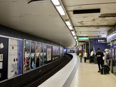 ではでは、地下鉄の緑（グロナ）線に乗って、「Hotorget」という駅に向かいます。
ちなみにこのホーム、カーブしている上に傾斜がある、ちょっと変わったつくり。